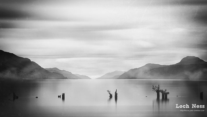 gabinete de madera blanco y negro, naturaleza, paisaje, nubes, agua, Loch Ness, Escocia, Reino Unido, lago, niebla, monocromo, Tierras Altas de Escocia, calma, larga exposición, montañas, Fondo de pantalla HD