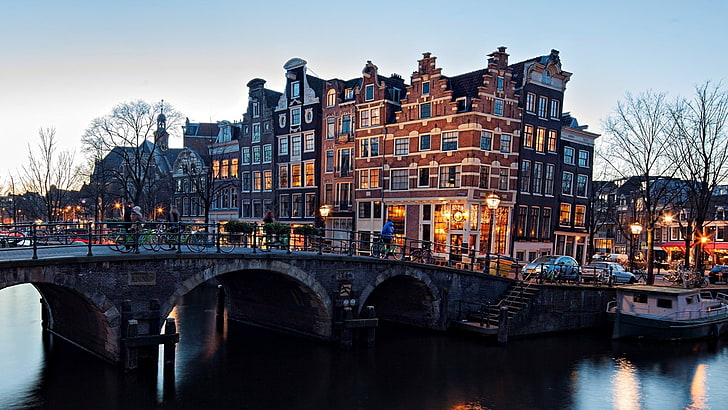 кафява бетонна сграда, Амстердам, мост, град, река, сграда, HD тапет
