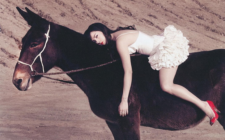 Aubrey Plaza, Frauen, Esel, Tiere, High Heels, rote Absätze, Model, HD-Hintergrundbild