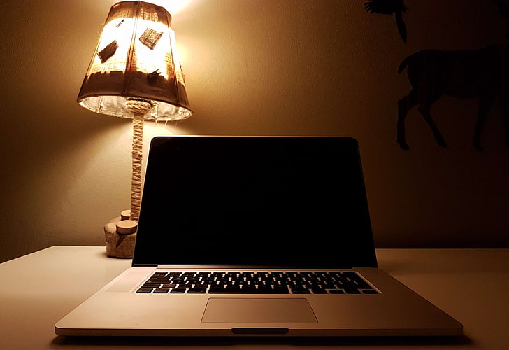 komputer, biurko, klawiatura, lampa, laptop, światło, macbook, macbook pro, monitor, ekran, sepia, cień, stół, technologia, ściana, Tapety HD
