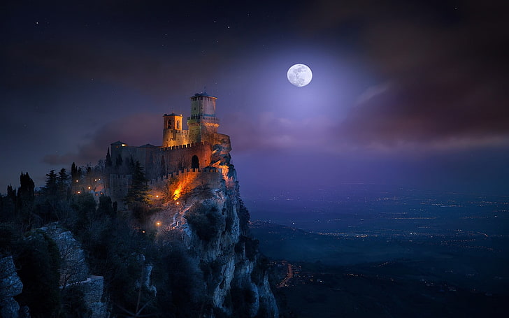 castillo blanco, naturaleza, paisaje, luna, castillo, paisaje urbano, luz de la luna, noche estrellada, luces, San Marino, Fondo de pantalla HD