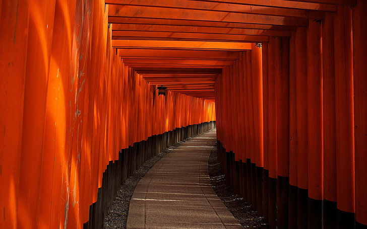 灰色のコンクリートの廊下、パス、木材、日本、寺院、鳥居、京都、オレンジ、赤、砂利、舗装、建物、ランタン、 HDデスクトップの壁紙
