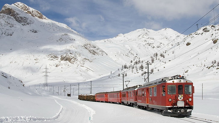 kereta api merah di jalan yang tertutup salju pada siang hari, alam, lanskap, kereta api, gunung, salju, pohon, musim dingin, awan, kayu, pria, Swiss, Wallpaper HD