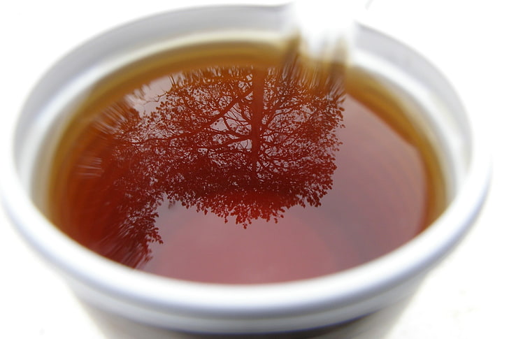 taza blanca, macro, té, bebida, árboles, reflejo, Fondo de pantalla HD