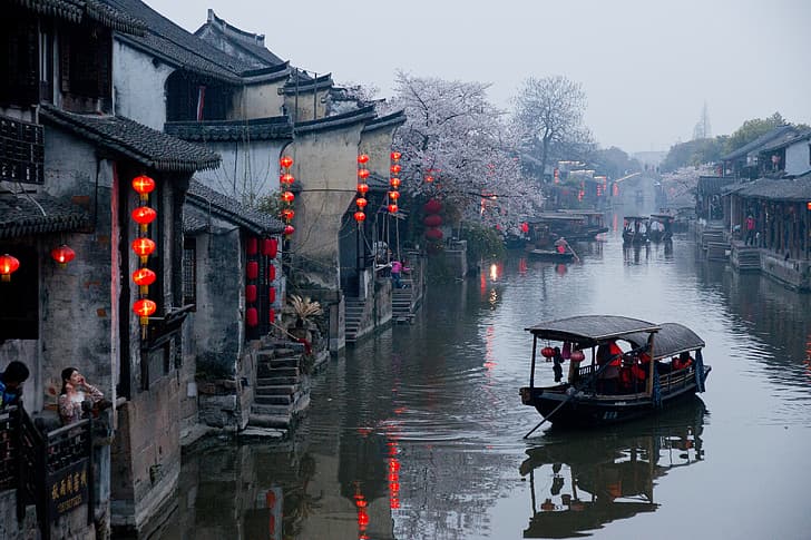 łódź, budynek, rzeka, chińska latarnia, Xitang, Chiny, architektura, wieś, kwiaty, wiosna, mgła, Tapety HD