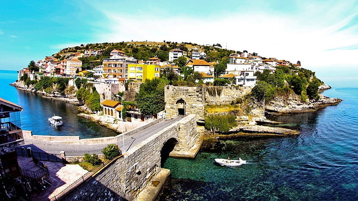 brązowy betonowy dom z drzewami, Turcja, Bartın, most, wyspa, morze, przyroda, Tapety HD