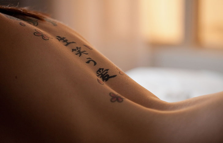 Kanji script indietro tatuaggio, macro, primo piano, schiena, tatuaggio, inverni di hayden, Sfondo HD
