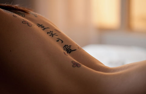 Kanji script indietro tatuaggio, macro, primo piano, schiena, tatuaggio, inverni di hayden, Sfondo HD HD wallpaper