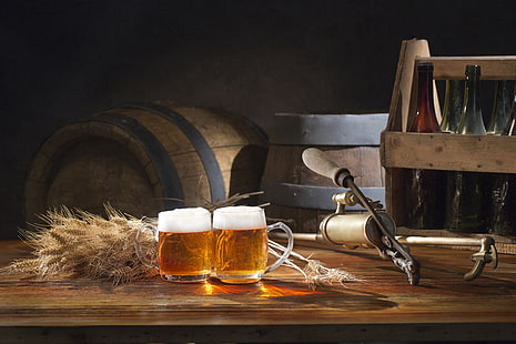 deux chopes de bière en verre, mousse, bière, épillets, bouteille, chopes, barils, Fond d'écran HD HD wallpaper