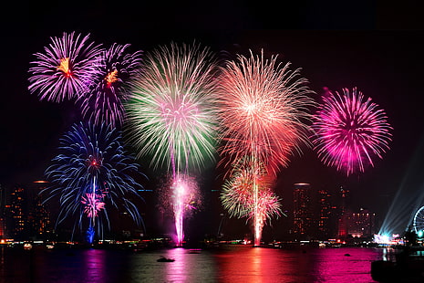 sfondo di fuochi d'artificio, notte, città, luci, saluto, colorato, acqua, fuochi d'artificio, riflesso, Sfondo HD HD wallpaper
